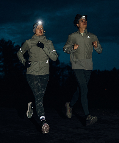 Laubild bei Nacht mit Stirnlampen