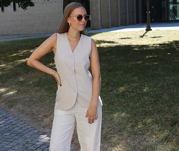 Bildausschnitt Biege Leinenweste am Model