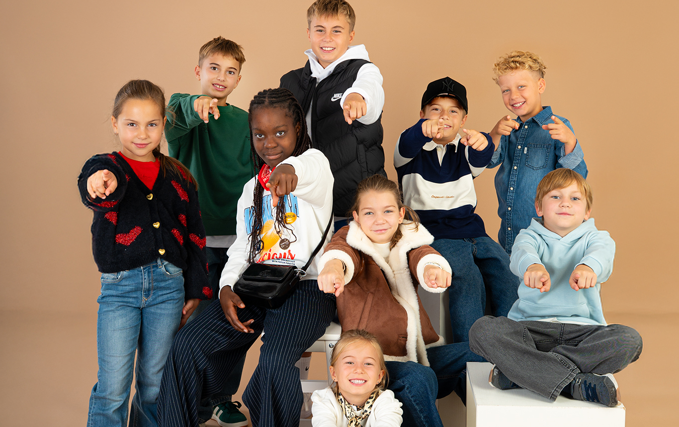 Kinder in coolen Schuloutfits Kinder in coolen Schuloutfits