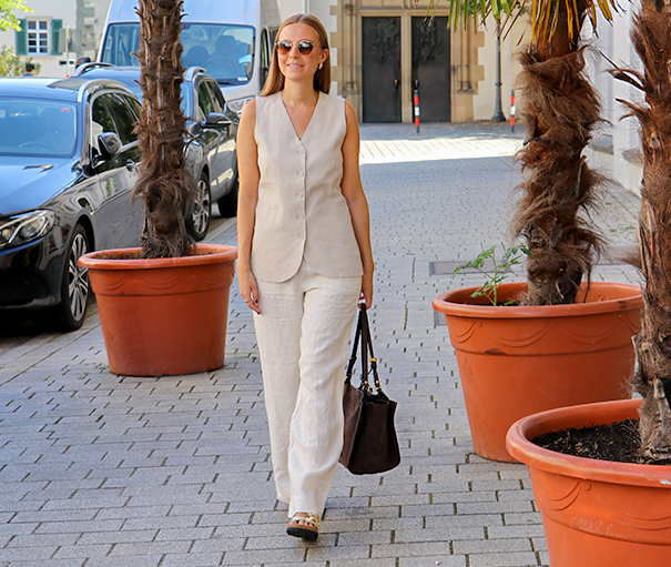 Leinenlook am Model: Leinenweste und Leinenhose 