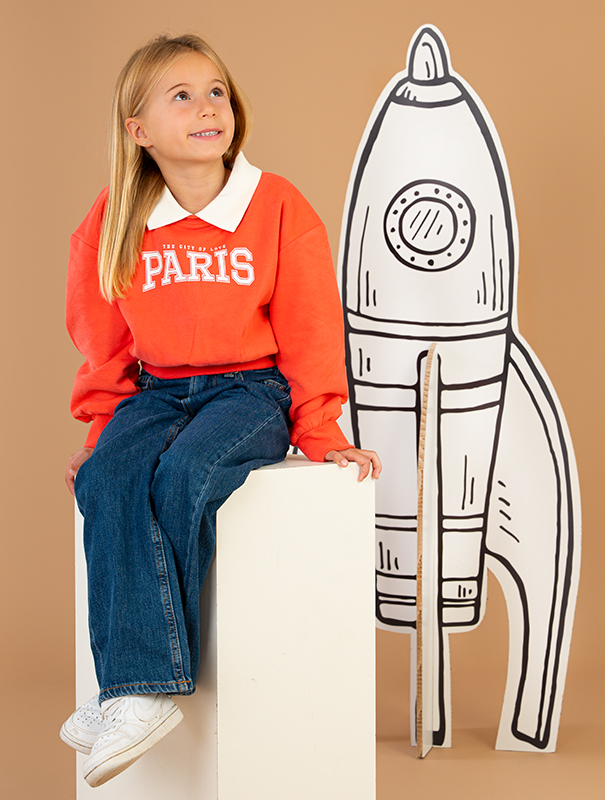 Mädchen in coolem Schuloutfit Mädchen in coolem Schuloutfit