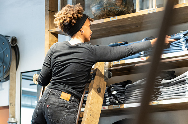 Beraterin wählt passende Jeans aus Beraterin wählt passende Jeans aus