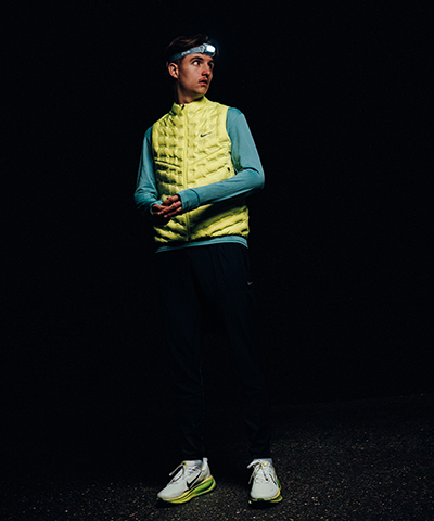 Laufbild bei Nacht mit Stirnlampe