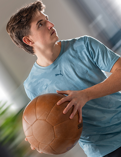 Herren Fitnessübung mit Ball im Puma Trainingsoutfit Herren Fitnessübung mit Ball im Puma Trainingsoutfit