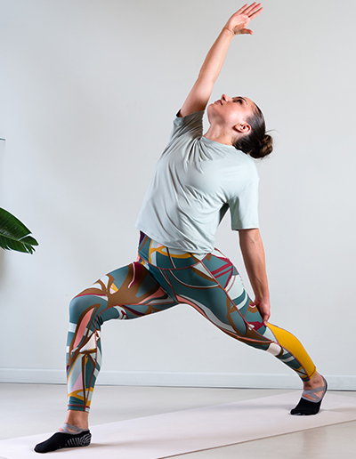 Frau macht Yoga Übung im Mey Outfit Frau macht Yoga Übung im Mey Outfit
