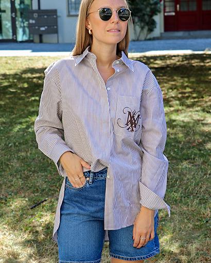 Outfitinspiration am Model: Gestreifte Hemdbluse und Jeans Bermuda