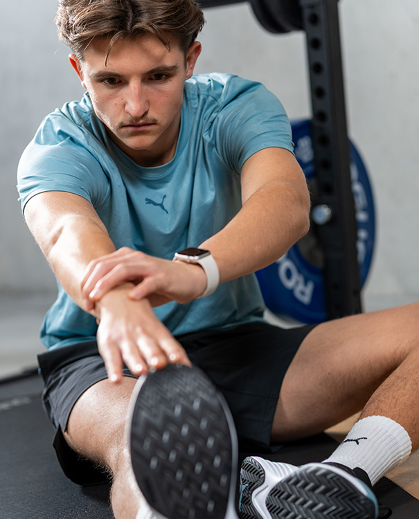 Herren Fitnessübung im Trainingsoutfit von Puma Herren Fitnessübung im Trainingsoutfit von Puma