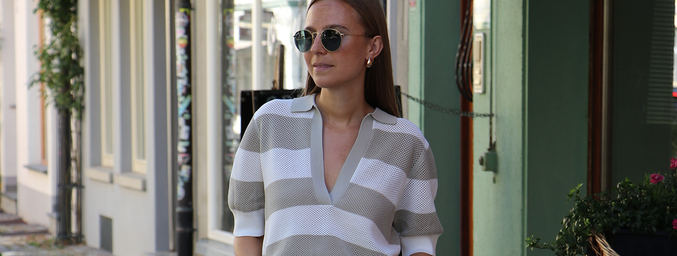 Outfitinspiration am Model. gestreiftes Shirt