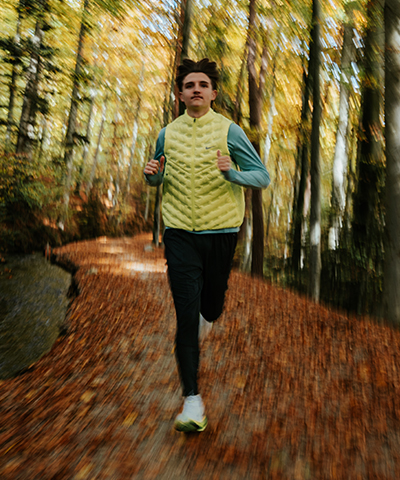 Mann beim Joggen im Wald