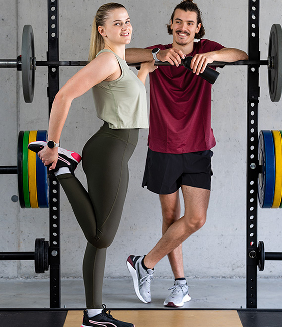 Mann und Frau im Fitnessstudio Mann und Frau im Fitnessstudio