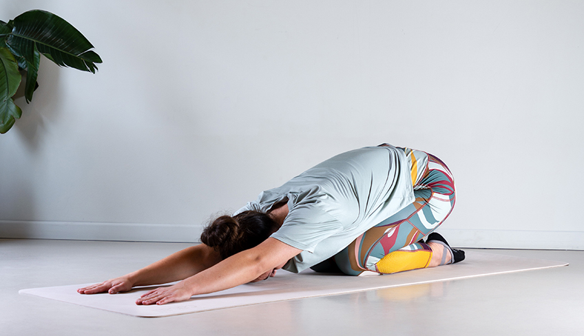 Frau macht Yoga Übung im Mey Outfit
