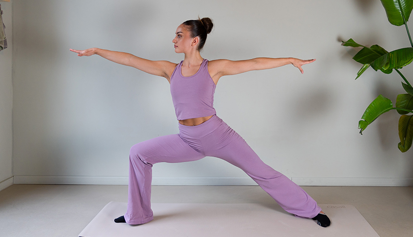 Frau macht Yoga Übung im Deha Outfit
