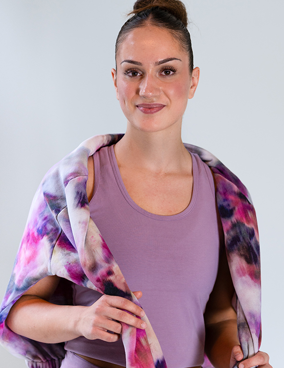 Frau mit Deha Pullover