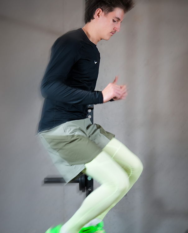 Herren Fitnessübung im Trainingsoutfit von Nike Herren Fitnessübung im Trainingsoutfit von Nike