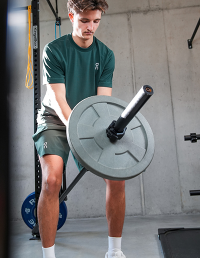 Herren Fitnessübung mit Ball im Puma Trainingsoutfit Herren Fitnessübung mit Ball im Puma Trainingsoutfit