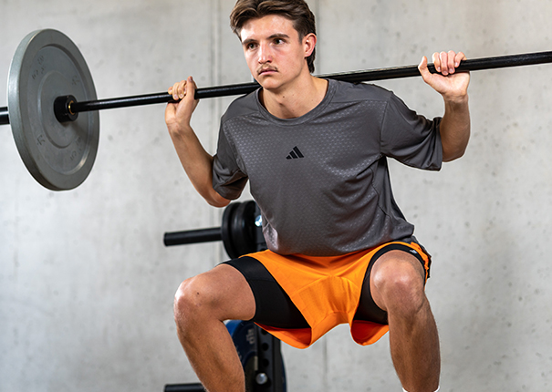 Herren Fitnessübung mit Trainingsoutfit von adidas Herren Fitnessübung mit Trainingsoutfit von adidas