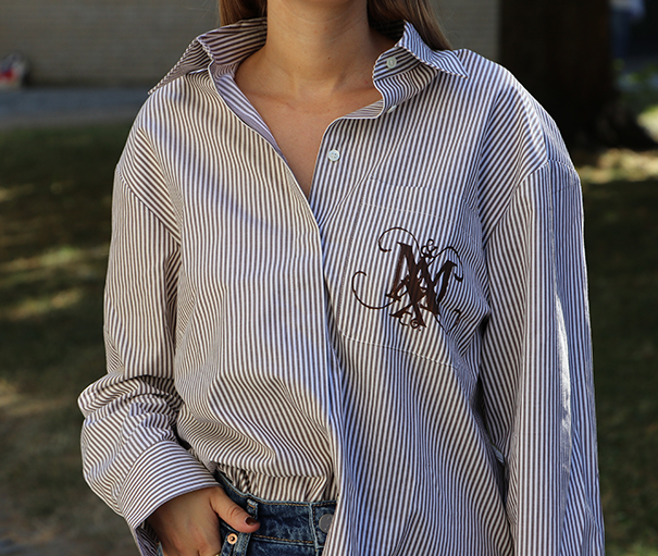 Gestreifte Hemdbluse als Outfitinspiration