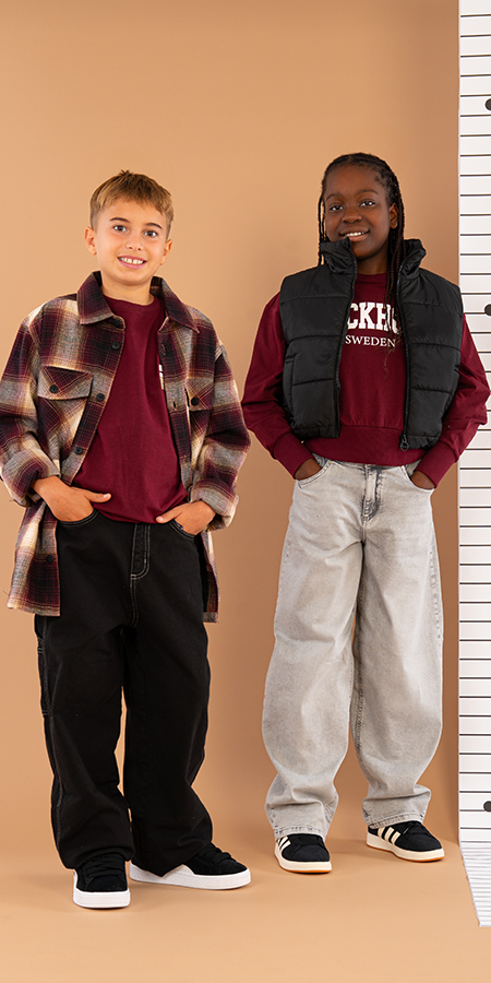 Kinder in coolen Schuloutfits Kinder in coolen Schuloutfits