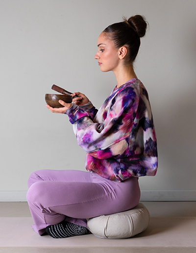 Frau in Yoga Pose mit Deha Leggings