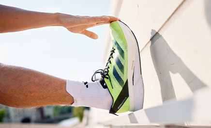 Entdecke Laufschuhe und -bekleidung von adidas