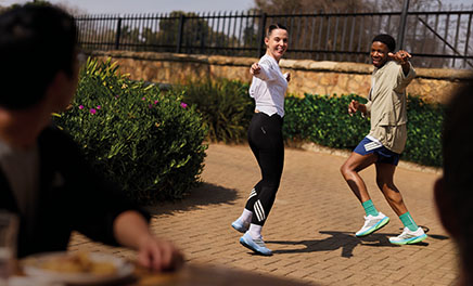Entdecke Laufschuhe und -bekleidung von adidas